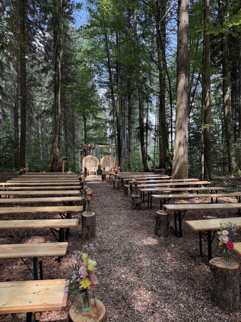 Cérémonie laïque de mariage en forêt avec chaises en rotin et décoration bohème au Domaine Pré-Jeantet près de Genève et Lyon.