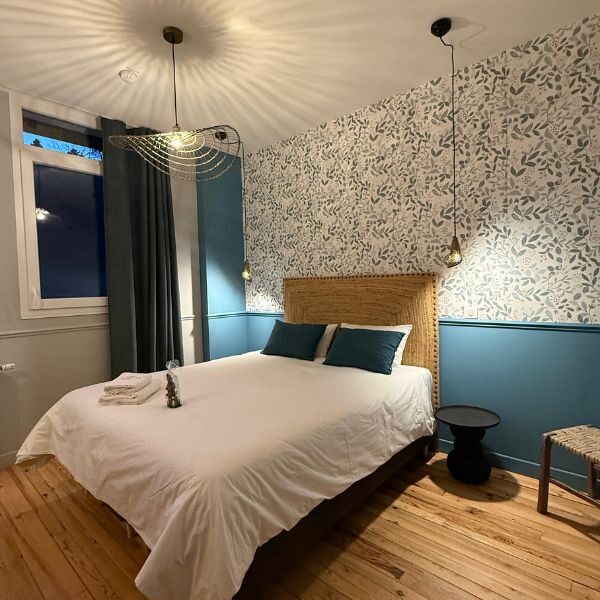 Chambre du gîte Gélinotte au Domaine Pré-Jeantet, lits confortables et lavabo privatif