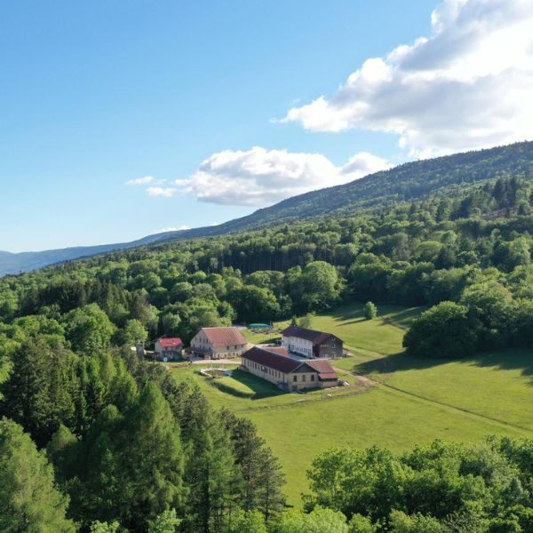 Vue du Domaine Pré-Jeantet entouré de forêt, entre Genève et Lyon
